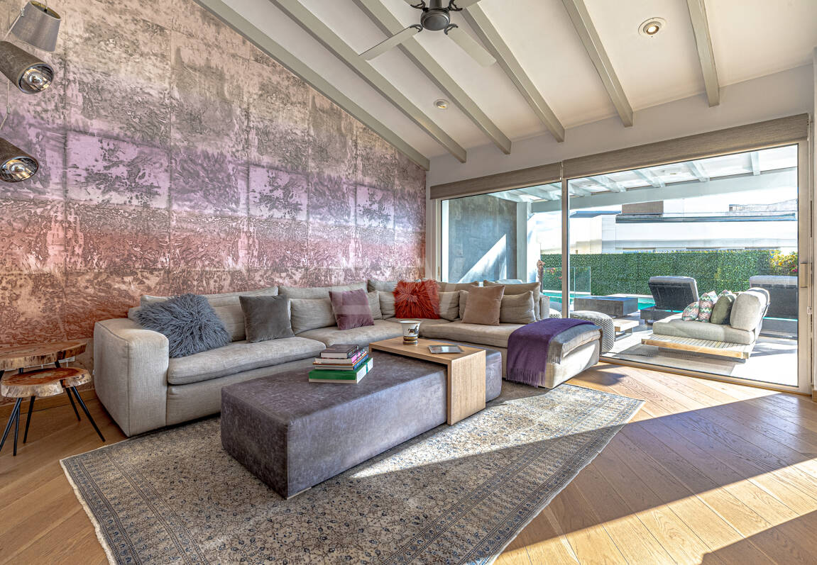 Elegante villa junto a la playa en el este de Marbella con piscina, jacuzzi, campo de golf y a un paso de los servicios