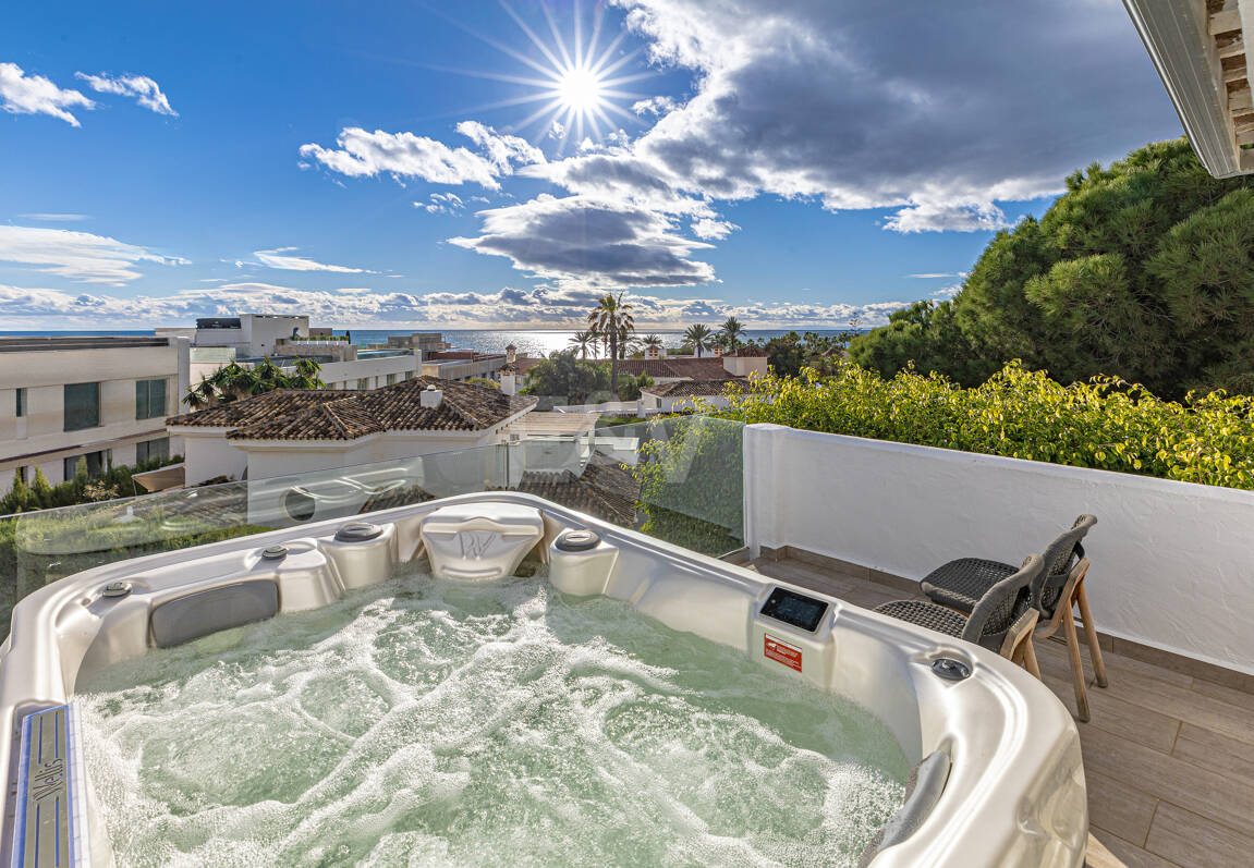 Elegante villa junto a la playa en el este de Marbella con piscina, jacuzzi, campo de golf y a un paso de los servicios
