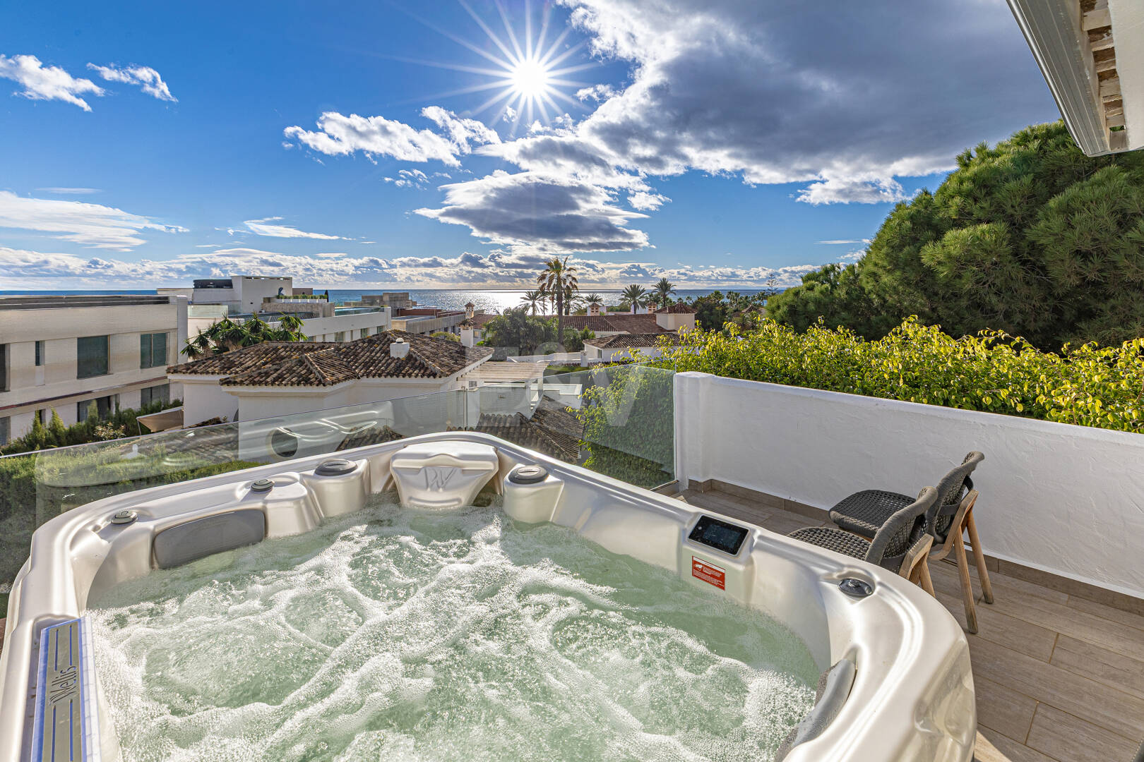 Elegante villa junto a la playa en el este de Marbella con piscina, jacuzzi, campo de golf y a un paso de los servicios