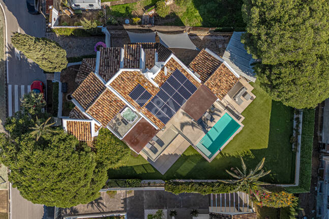 Elegante villa junto a la playa en el este de Marbella con piscina, jacuzzi, campo de golf y a un paso de los servicios