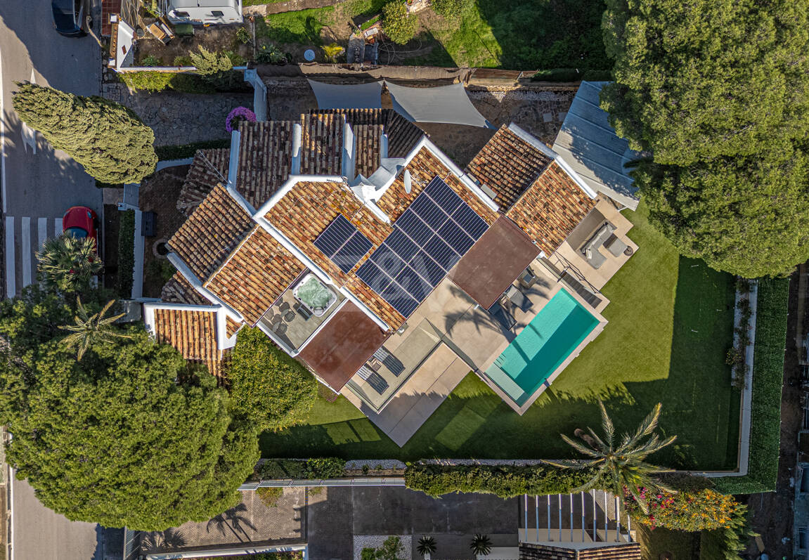 Elegante villa junto a la playa en el este de Marbella con piscina, jacuzzi, campo de golf y a un paso de los servicios