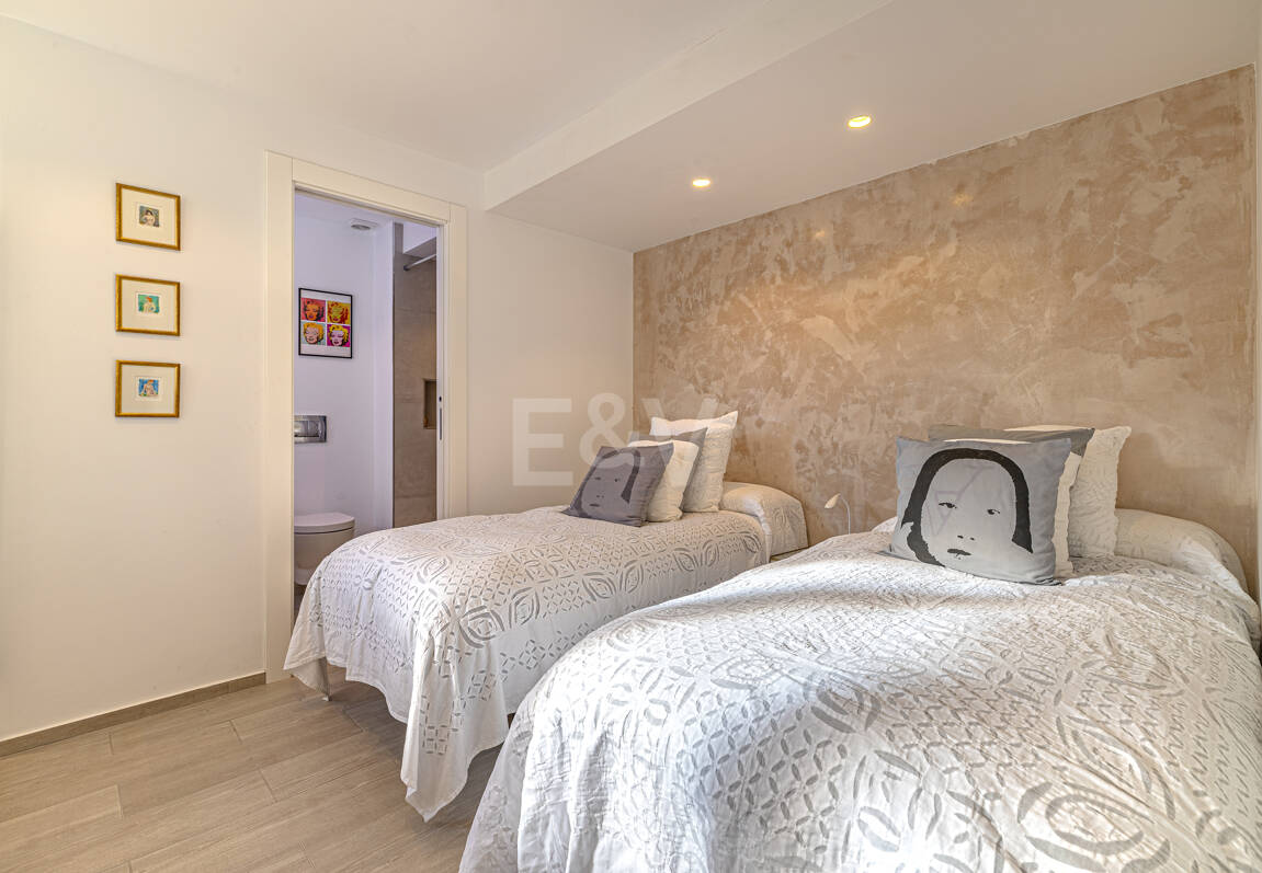 Elegante villa junto a la playa en el este de Marbella con piscina, jacuzzi, campo de golf y a un paso de los servicios