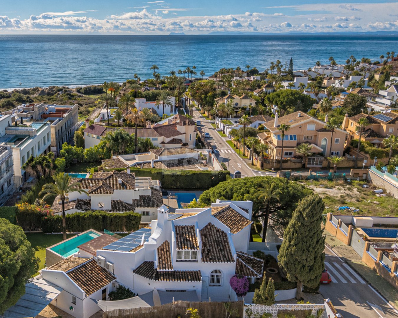 Elegante villa junto a la playa en el este de Marbella con piscina, jacuzzi, campo de golf y a un paso de los servicios