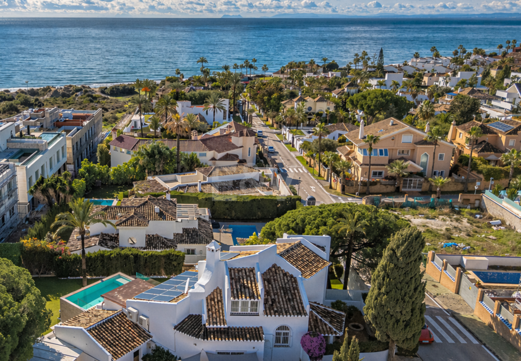 Elegante villa junto a la playa en el este de Marbella con piscina, jacuzzi, campo de golf y a un paso de los servicios