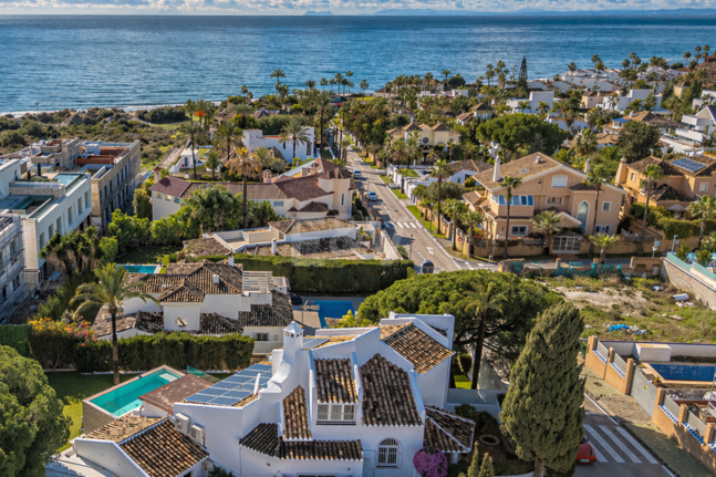 Elegante villa junto a la playa en el este de Marbella con piscina, jacuzzi, campo de golf y a un paso de los servicios
