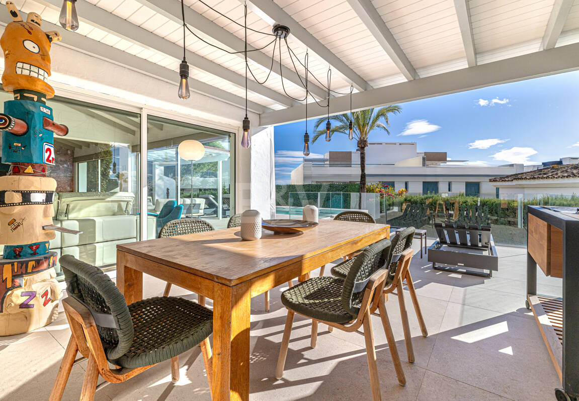 Elegante villa junto a la playa en el este de Marbella con piscina, jacuzzi, campo de golf y a un paso de los servicios