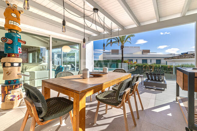 Elegante villa junto a la playa en el este de Marbella con piscina, jacuzzi, campo de golf y a un paso de los servicios