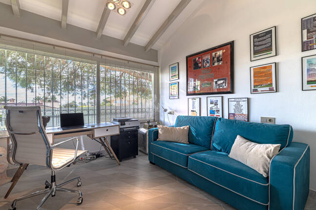 Elegante villa junto a la playa en el este de Marbella con piscina, jacuzzi, campo de golf y a un paso de los servicios