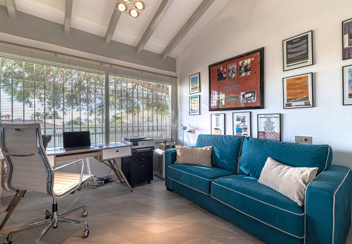 Elegante villa junto a la playa en el este de Marbella con piscina, jacuzzi, campo de golf y a un paso de los servicios