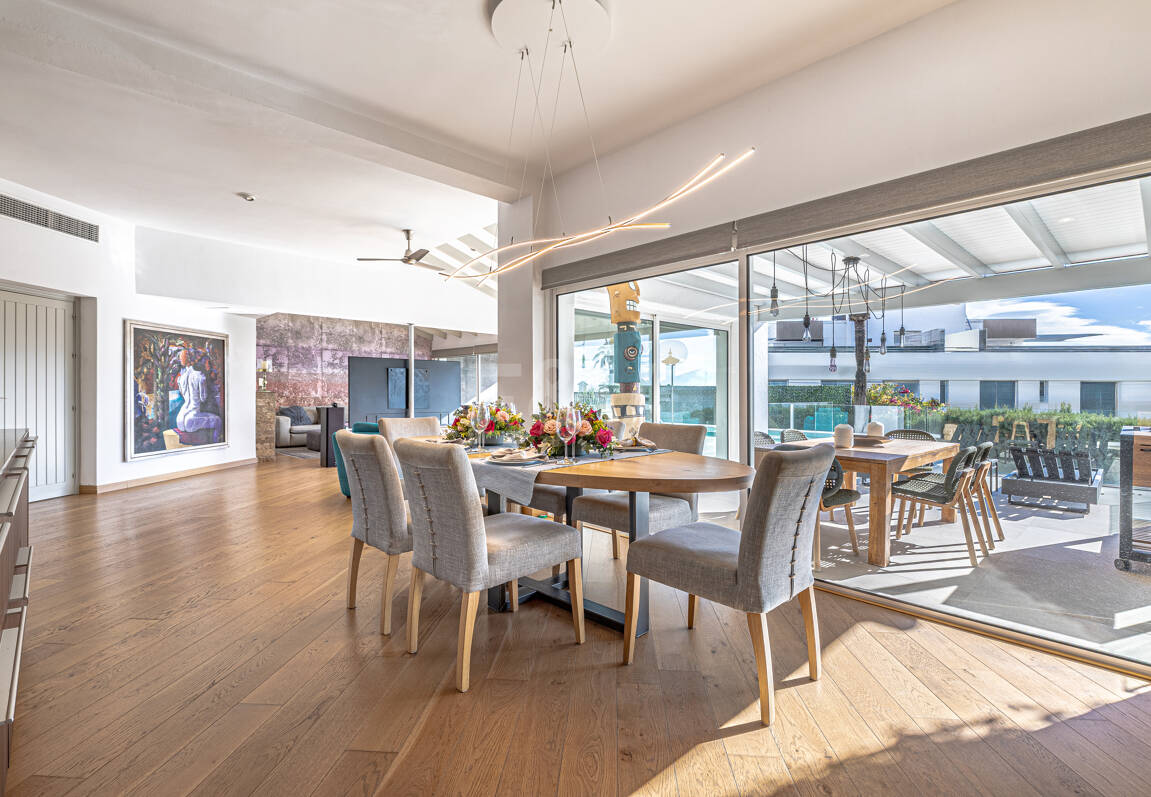 Elegante villa junto a la playa en el este de Marbella con piscina, jacuzzi, campo de golf y a un paso de los servicios