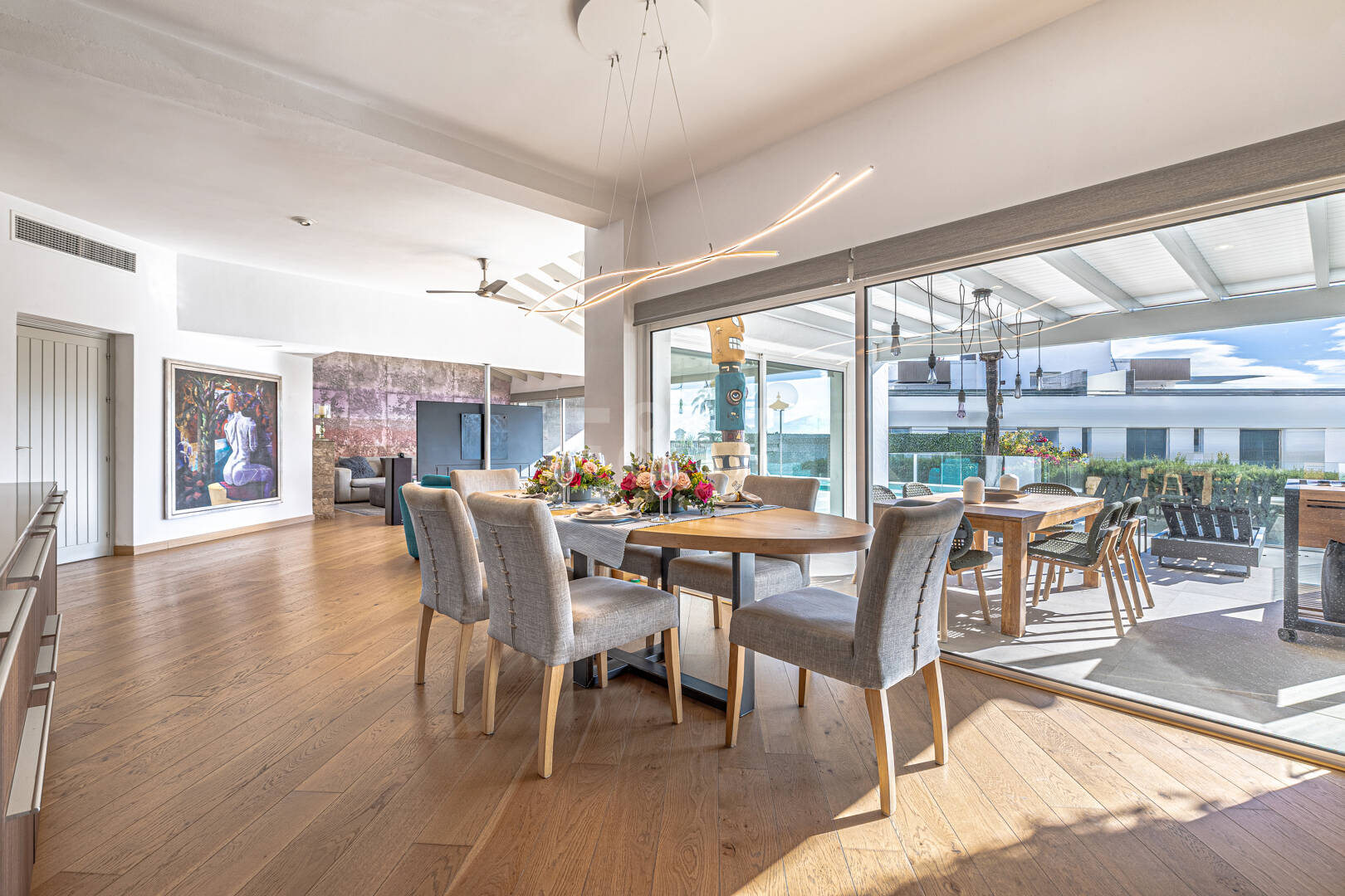 Elegante villa junto a la playa en el este de Marbella con piscina, jacuzzi, campo de golf y a un paso de los servicios