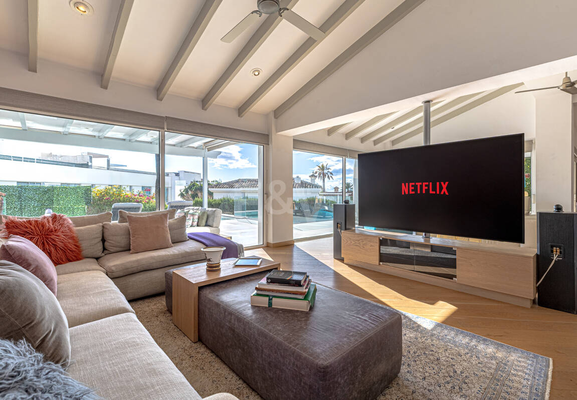 Elegante villa junto a la playa en el este de Marbella con piscina, jacuzzi, campo de golf y a un paso de los servicios