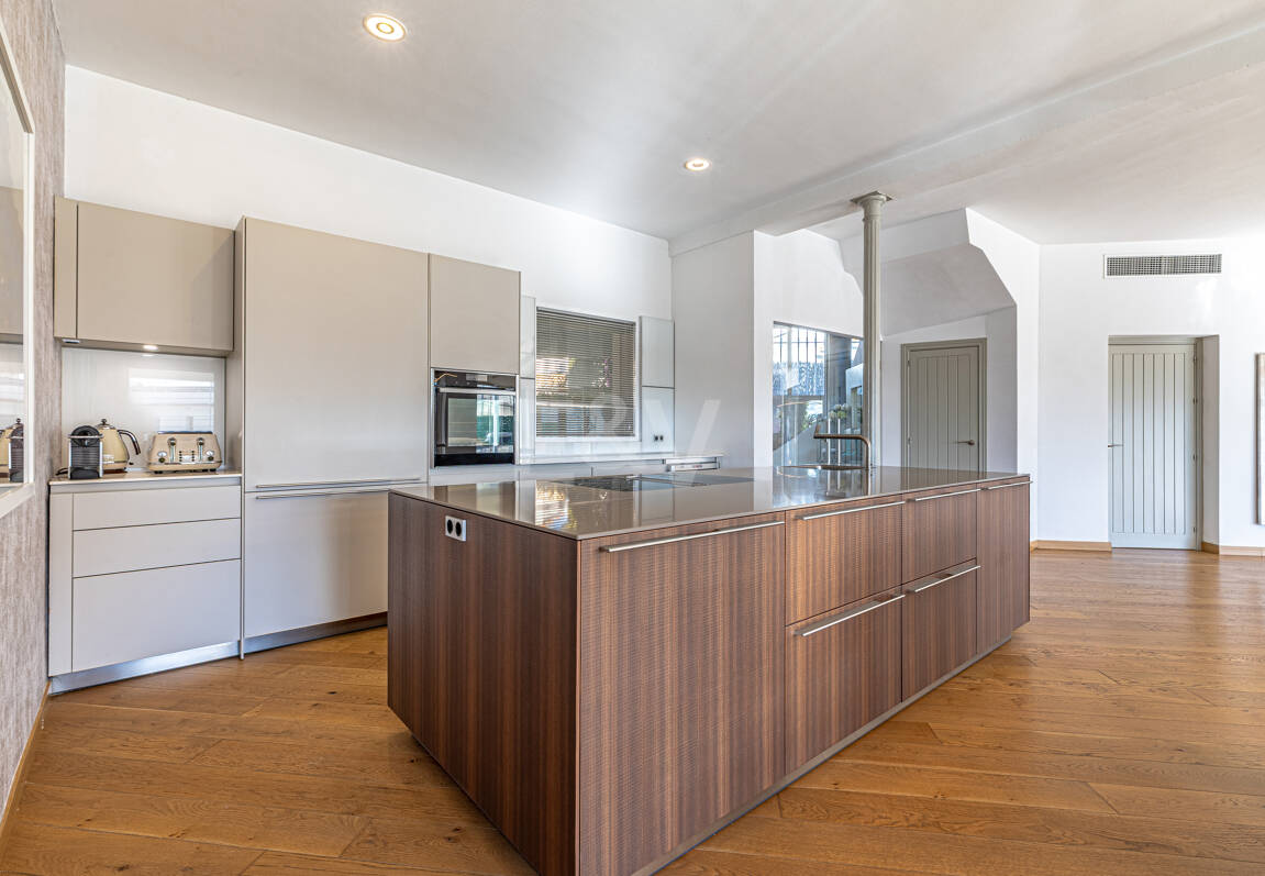 Elegante villa junto a la playa en el este de Marbella con piscina, jacuzzi, campo de golf y a un paso de los servicios