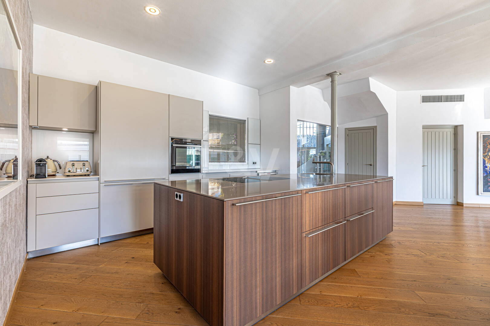 Elegante villa junto a la playa en el este de Marbella con piscina, jacuzzi, campo de golf y a un paso de los servicios