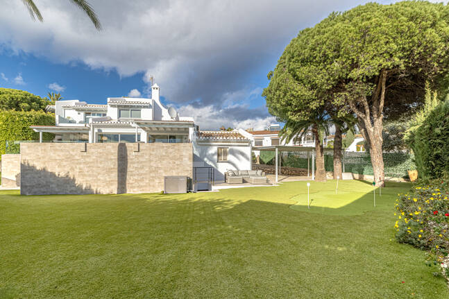Elegante villa junto a la playa en el este de Marbella con piscina, jacuzzi, campo de golf y a un paso de los servicios