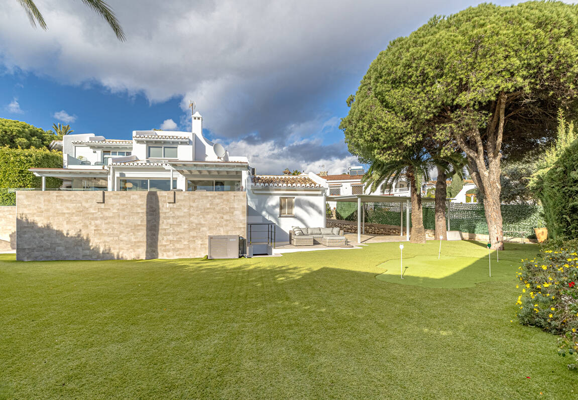 Elegante villa junto a la playa en el este de Marbella con piscina, jacuzzi, campo de golf y a un paso de los servicios