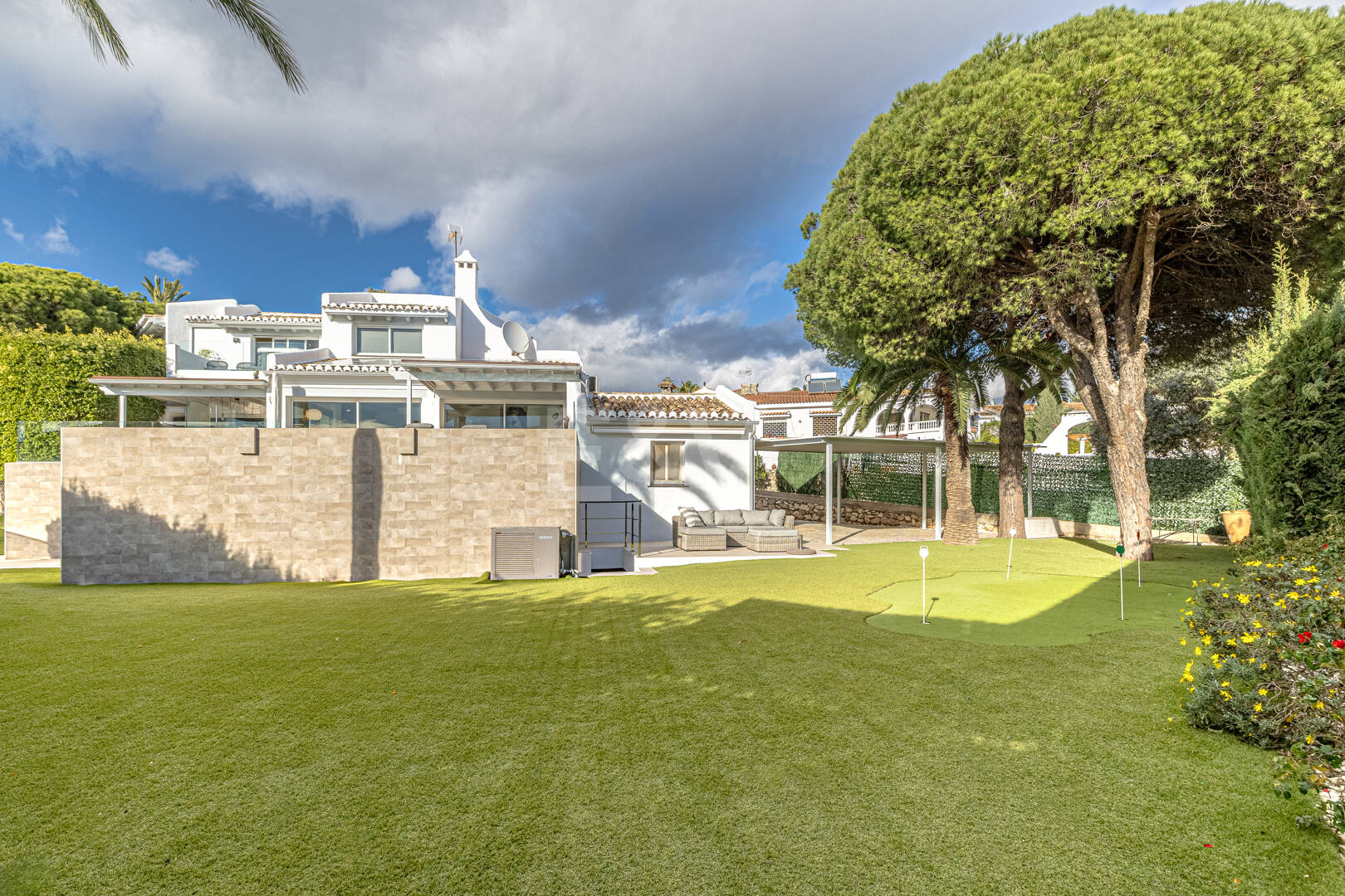 Elegante villa junto a la playa en el este de Marbella con piscina, jacuzzi, campo de golf y a un paso de los servicios