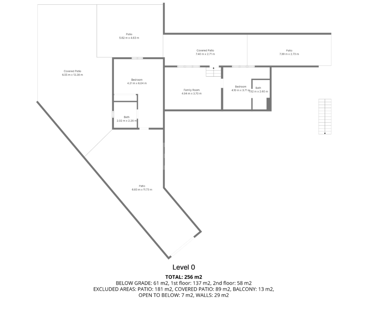 Elegante villa junto a la playa en el este de Marbella con piscina, jacuzzi, campo de golf y a un paso de los servicios