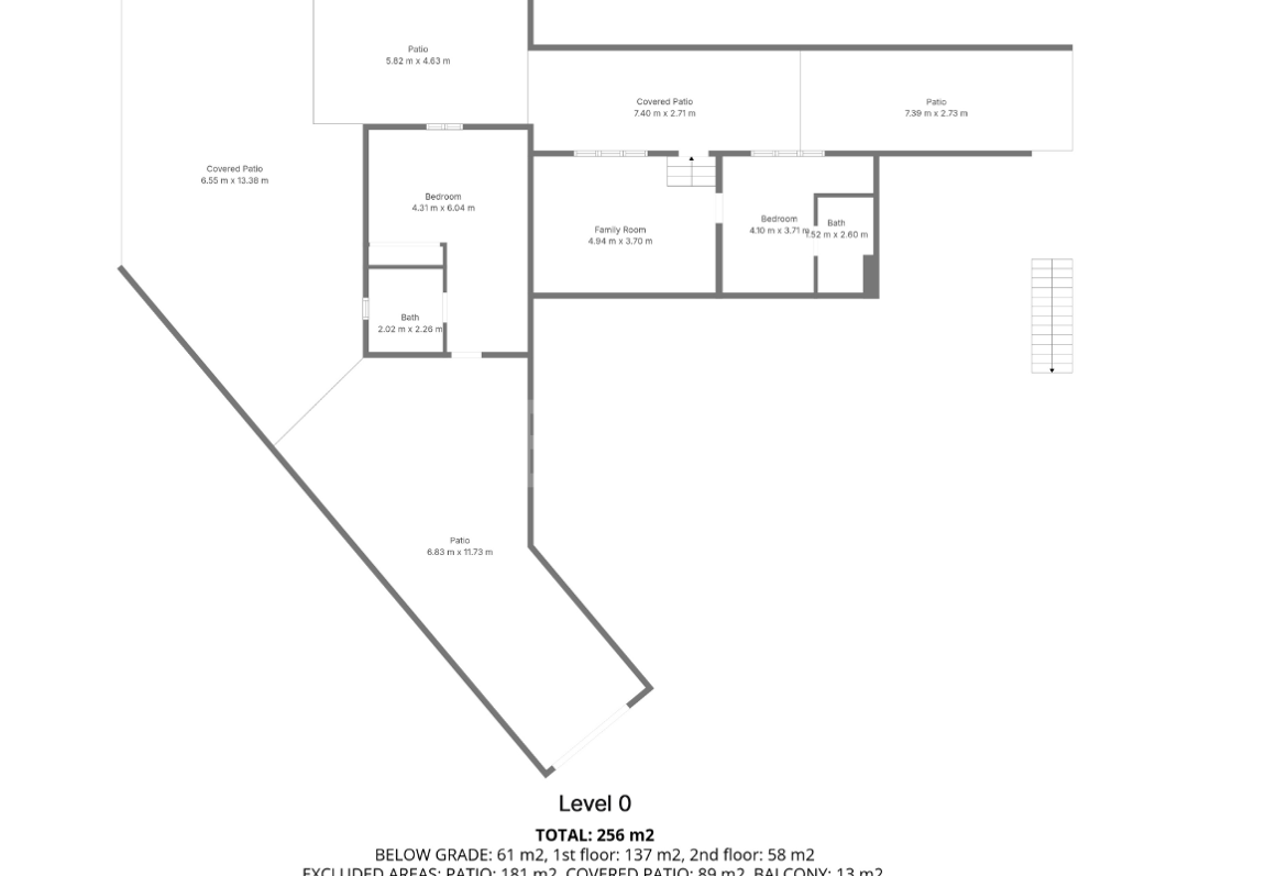 Elegante villa junto a la playa en el este de Marbella con piscina, jacuzzi, campo de golf y a un paso de los servicios