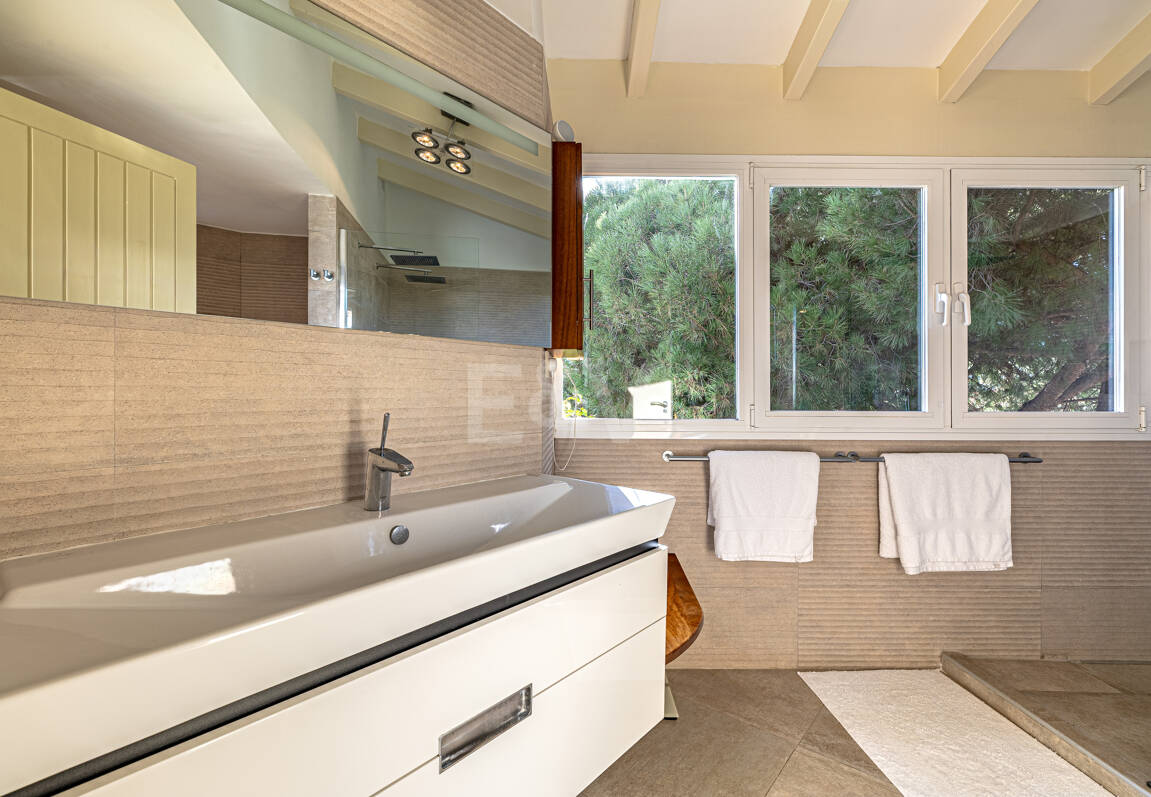 Elegante villa junto a la playa en el este de Marbella con piscina, jacuzzi, campo de golf y a un paso de los servicios