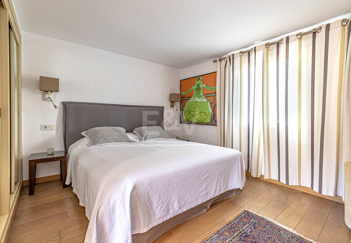 Elegante villa junto a la playa en el este de Marbella con piscina, jacuzzi, campo de golf y a un paso de los servicios