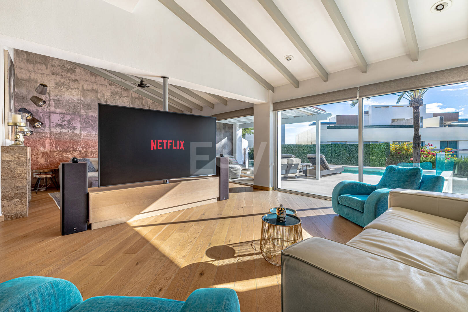 Elegante villa junto a la playa en el este de Marbella con piscina, jacuzzi, campo de golf y a un paso de los servicios