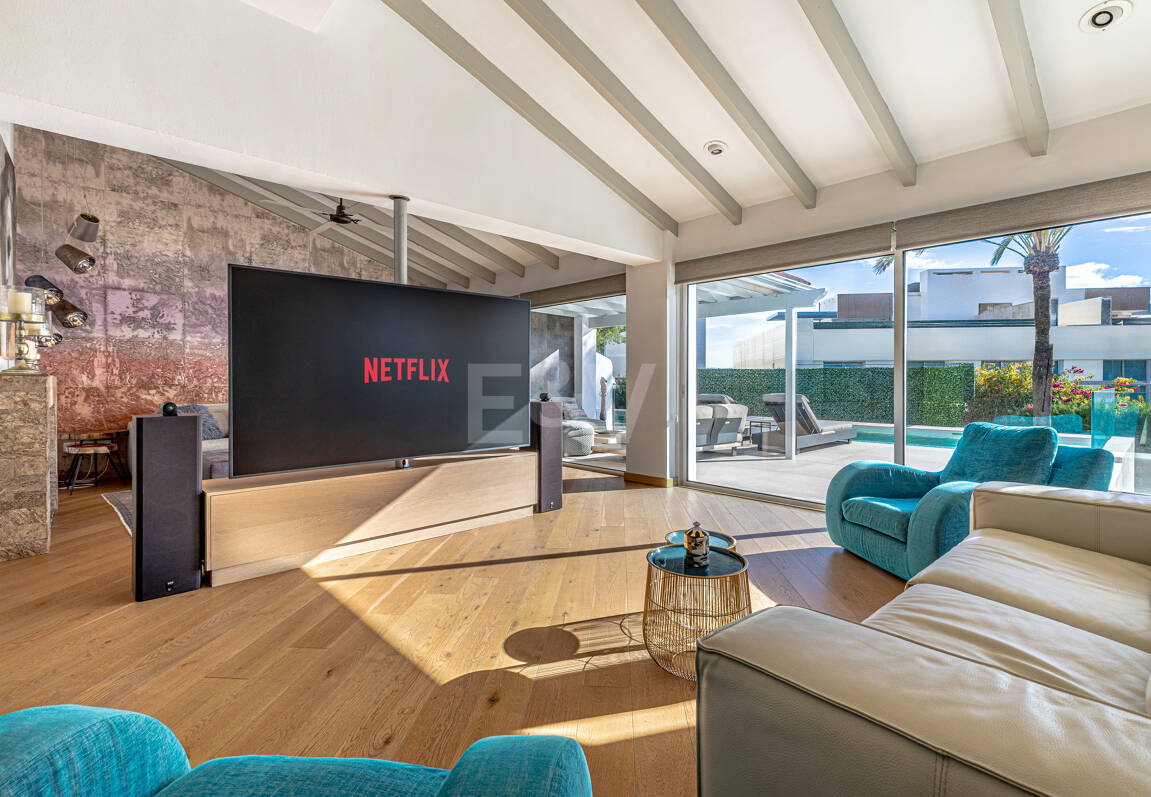 Elegante villa junto a la playa en el este de Marbella con piscina, jacuzzi, campo de golf y a un paso de los servicios