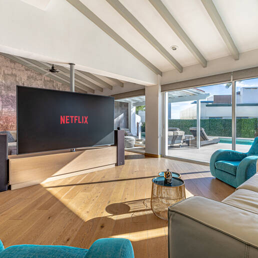 Elegante villa junto a la playa en el este de Marbella con piscina, jacuzzi, campo de golf y a un paso de los servicios