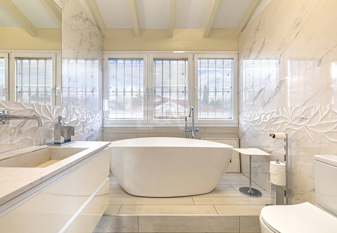 Elegante villa junto a la playa en el este de Marbella con piscina, jacuzzi, campo de golf y a un paso de los servicios