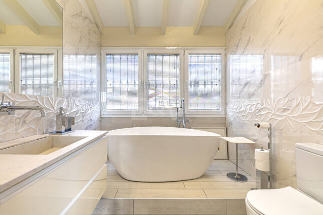 Elegante villa junto a la playa en el este de Marbella con piscina, jacuzzi, campo de golf y a un paso de los servicios