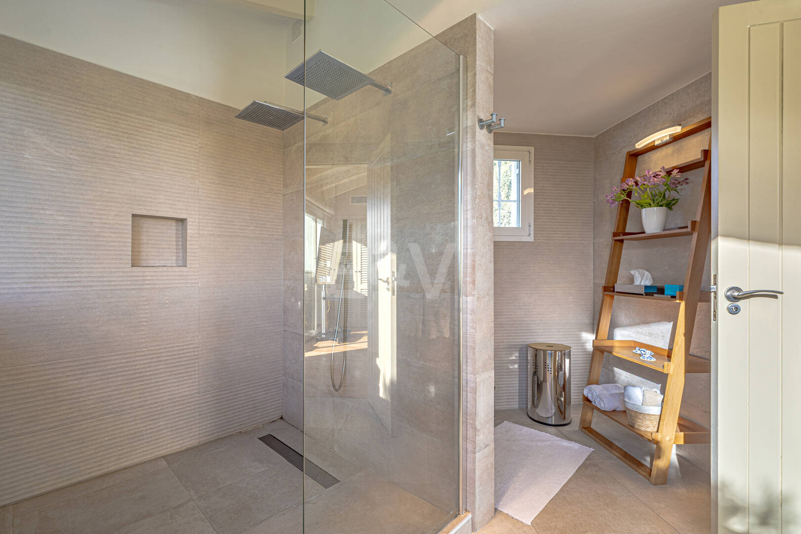 Elegante villa junto a la playa en el este de Marbella con piscina, jacuzzi, campo de golf y a un paso de los servicios