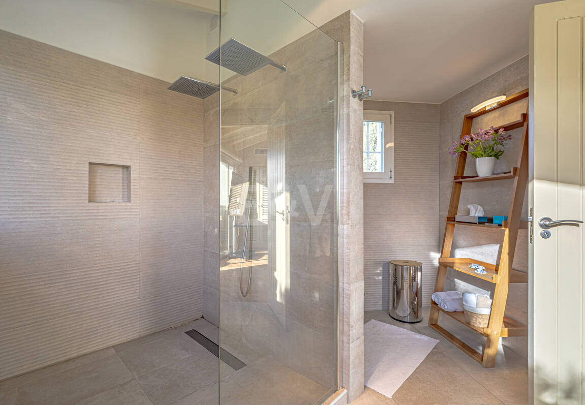 Elegante villa junto a la playa en el este de Marbella con piscina, jacuzzi, campo de golf y a un paso de los servicios