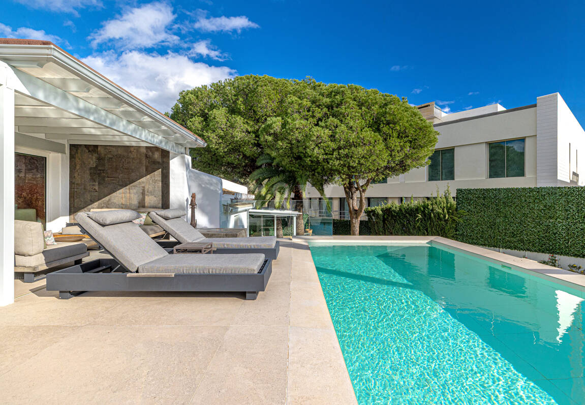 Elegante villa junto a la playa en el este de Marbella con piscina, jacuzzi, campo de golf y a un paso de los servicios