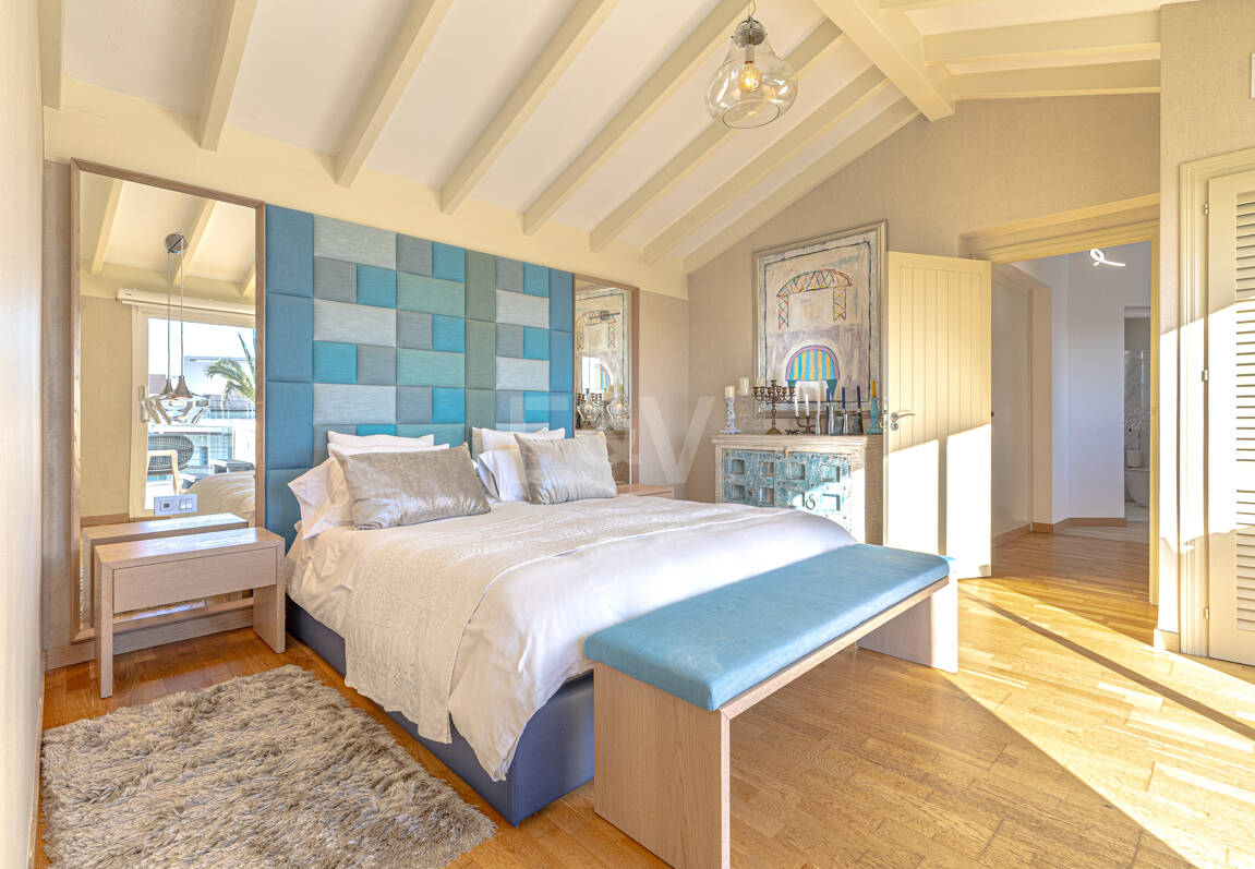 Elegante villa junto a la playa en el este de Marbella con piscina, jacuzzi, campo de golf y a un paso de los servicios