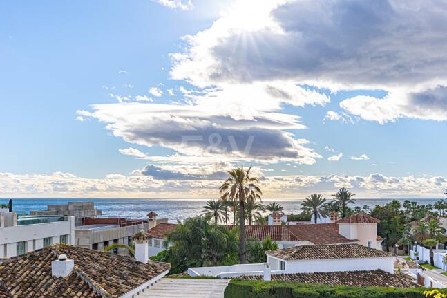 Elegante villa junto a la playa en el este de Marbella con piscina, jacuzzi, campo de golf y a un paso de los servicios