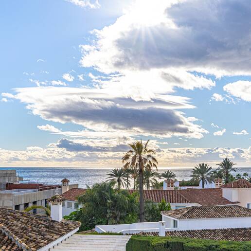 Elegante villa junto a la playa en el este de Marbella con piscina, jacuzzi, campo de golf y a un paso de los servicios