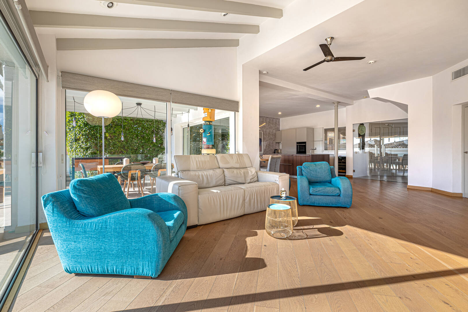 Elegante villa junto a la playa en el este de Marbella con piscina, jacuzzi, campo de golf y a un paso de los servicios