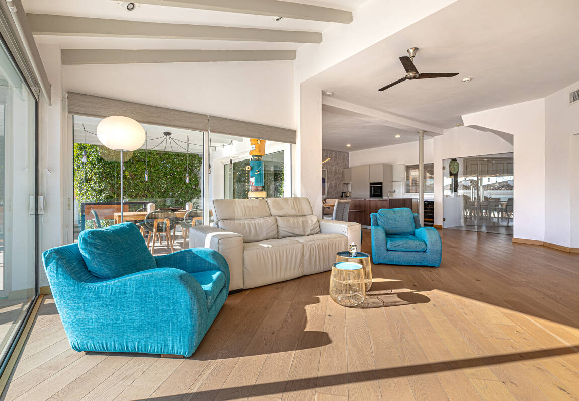 Elegante villa junto a la playa en el este de Marbella con piscina, jacuzzi, campo de golf y a un paso de los servicios