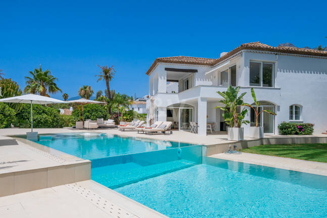 Villa familiar excepcional con vistas panorámicas al mar, cerca de la Milla de Oro de Marbella
