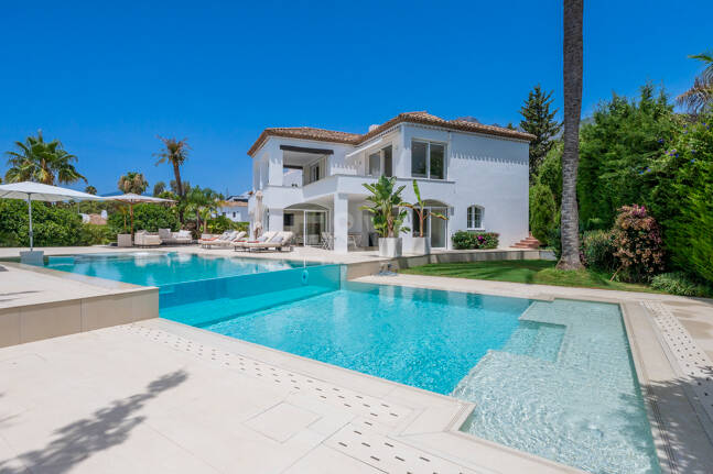 Villa familiar excepcional con vistas panorámicas al mar, cerca de la Milla de Oro de Marbella