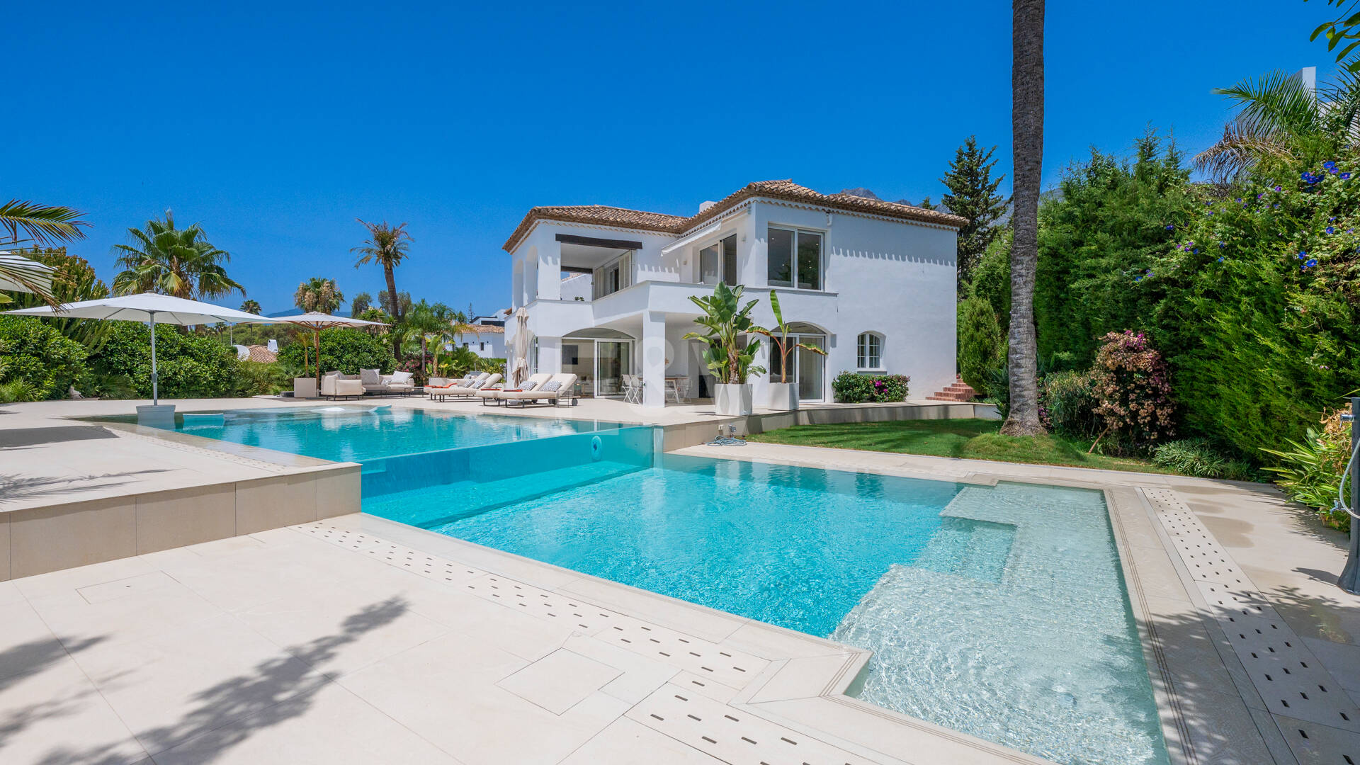 Villa familiar excepcional con vistas panorámicas al mar, cerca de la Milla de Oro de Marbella