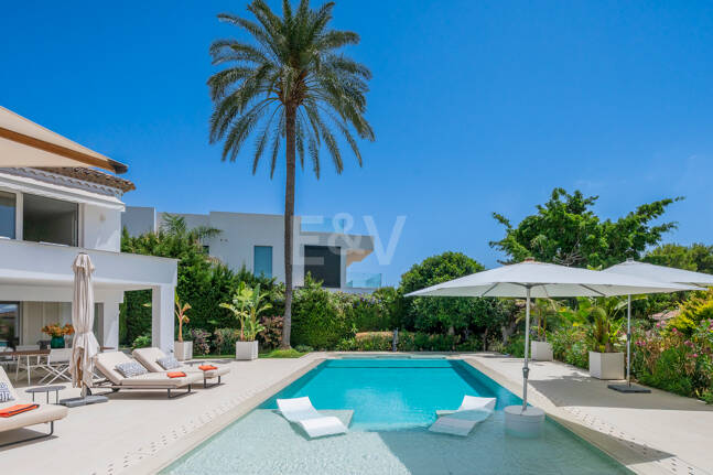Villa familiar excepcional con vistas panorámicas al mar, cerca de la Milla de Oro de Marbella