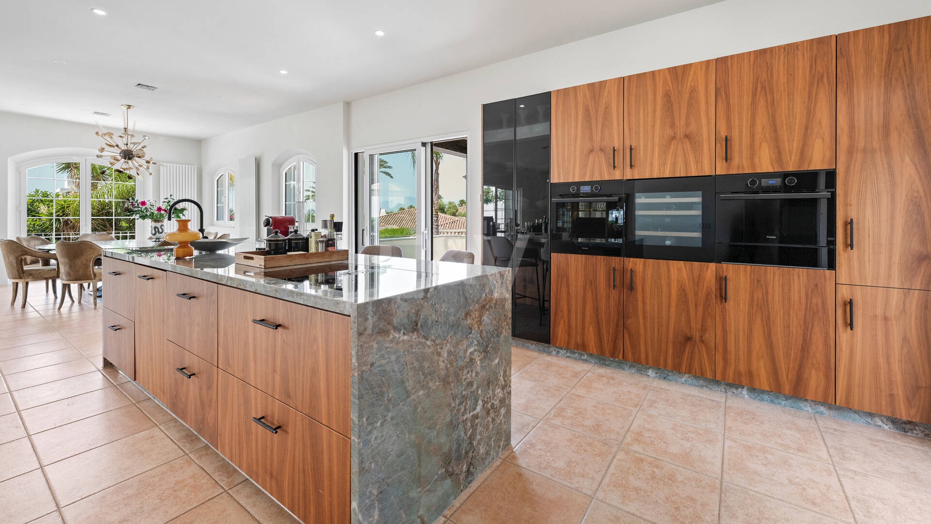 Villa familiar excepcional con vistas panorámicas al mar, cerca de la Milla de Oro de Marbella