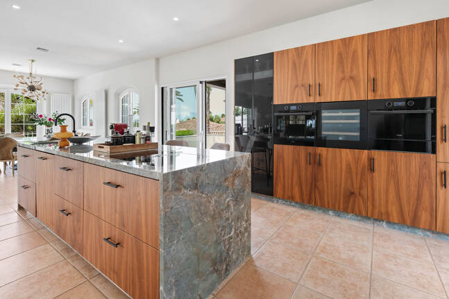 Villa familiar excepcional con vistas panorámicas al mar, cerca de la Milla de Oro de Marbella