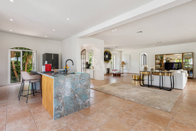 Villa familiar excepcional con vistas panorámicas al mar, cerca de la Milla de Oro de Marbella