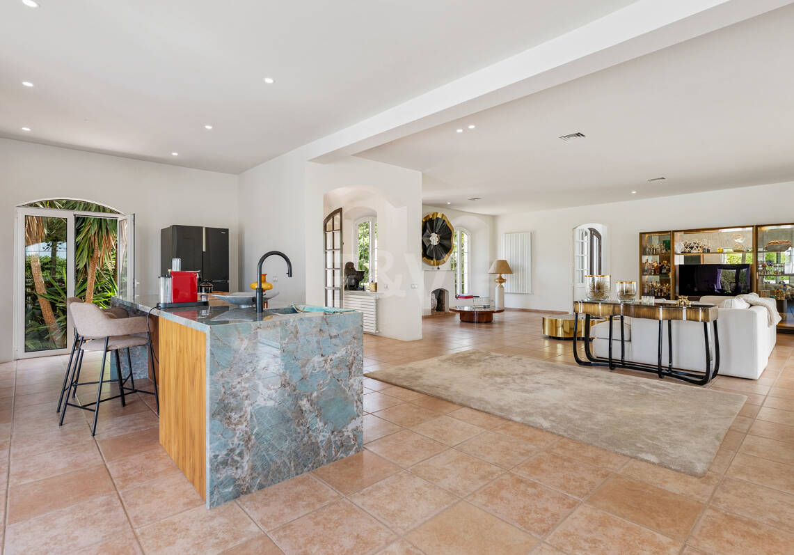 Villa familiar excepcional con vistas panorámicas al mar, cerca de la Milla de Oro de Marbella