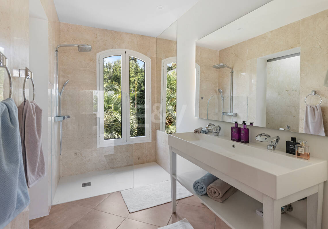 Villa familiar excepcional con vistas panorámicas al mar, cerca de la Milla de Oro de Marbella