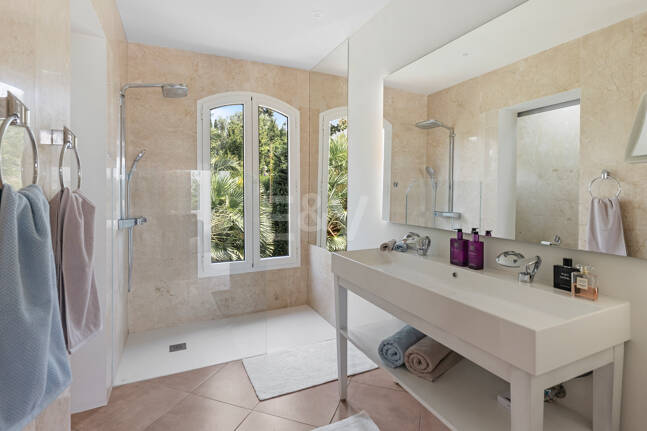 Villa familiar excepcional con vistas panorámicas al mar, cerca de la Milla de Oro de Marbella
