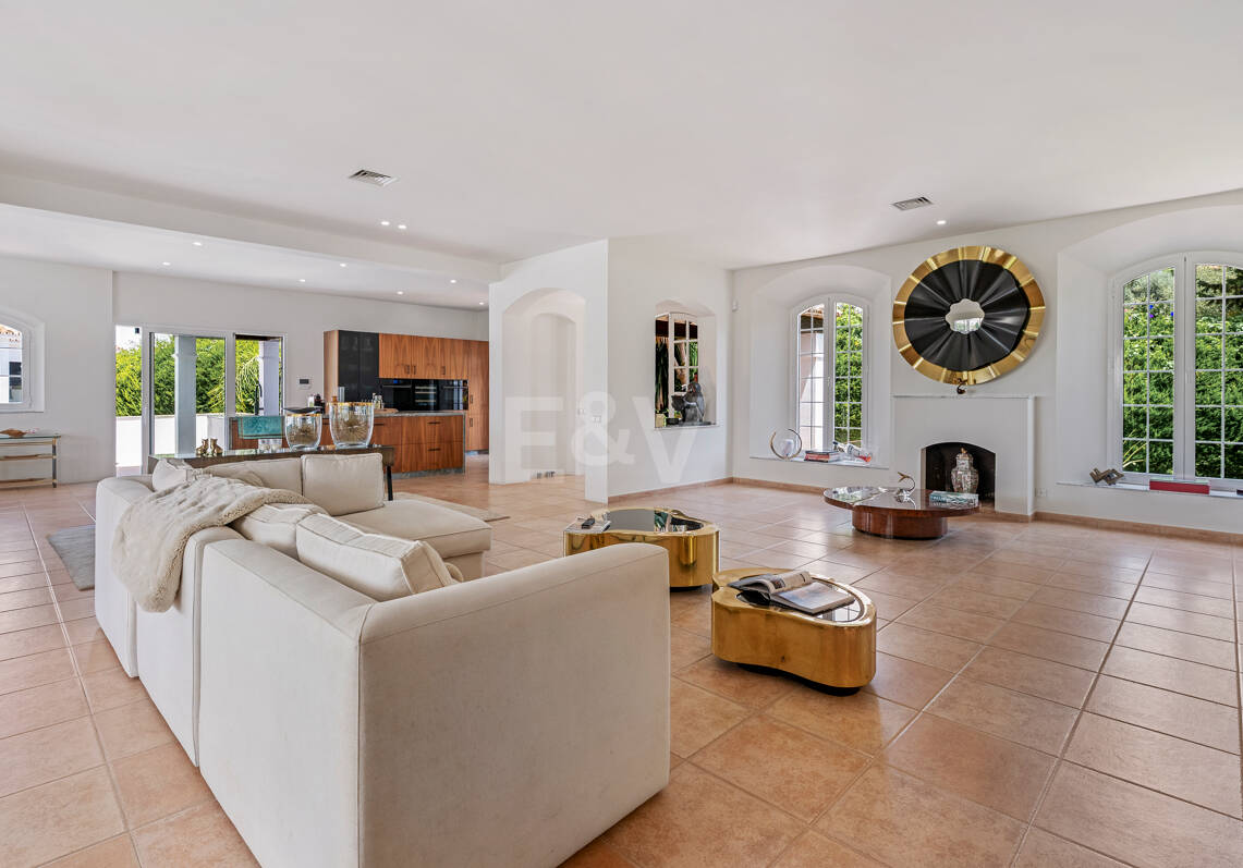 Villa familiar excepcional con vistas panorámicas al mar, cerca de la Milla de Oro de Marbella