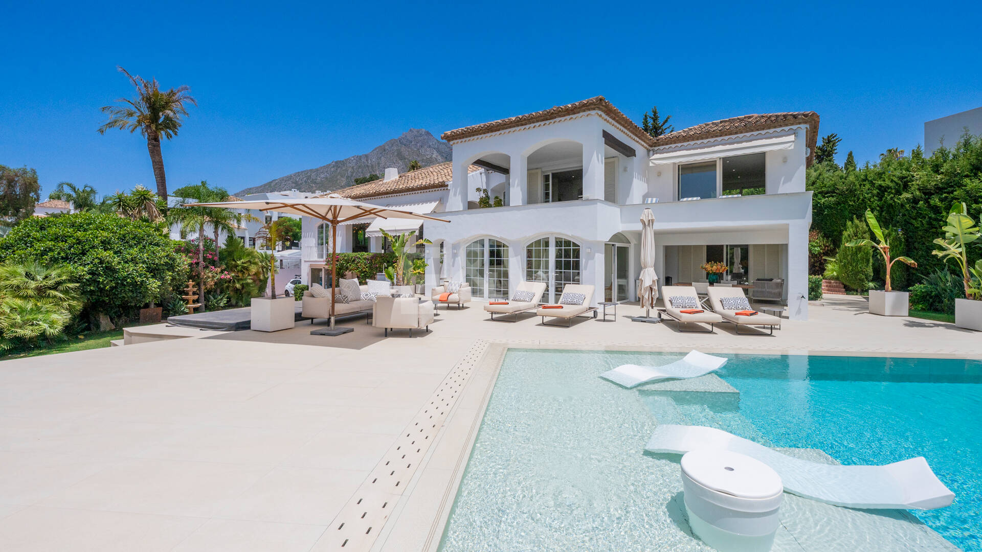 Villa familiar excepcional con vistas panorámicas al mar, cerca de la Milla de Oro de Marbella